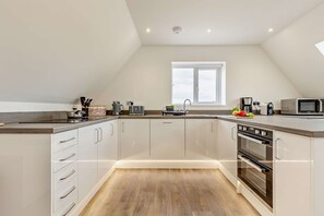 Kühlschrank, Ofen, Geschirrspüler, Kochgeschirr/Geschirr/Besteck