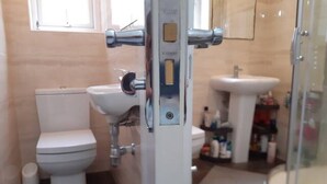 Ein Badezimmer mit Toilette, Bidet und Waschbecken.