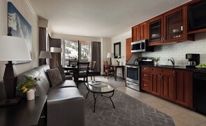 Una Smart TV, un reproductor de DVD, un futbolín, una videoteca