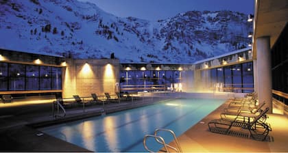 Upscale Snowbird Ski-In/Ski-Out Condo at the Cliff Club - sleeps 10