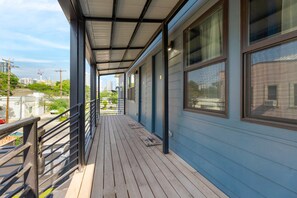 Exterior - 2-Bedroom East Austin Condo-Free Parking (Austin)