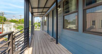 2-Bedroom East Austin Condo-Free Parking