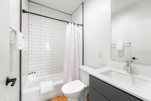 Combined shower/bathtub, free toiletries, hair dryer, towels - 2-Bedroom East Austin Condo-Free Parking (Austin)