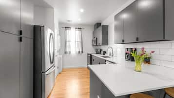 Full-sized fridge, microwave, oven, stovetop