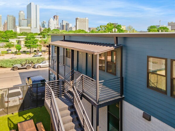 Exterior - 2-Bedroom East Austin Condo-Free Parking (Austin)