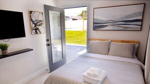 4 soverom, skrivebord, strykejern/-brett og reiseseng for barn