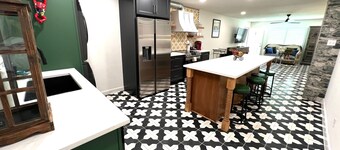 Frida Unit #2. Charming 2-bedroom apartment in delightful Corpus Christi.