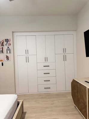 2 chambres, fer et planche à repasser, Wi-Fi, draps fournis