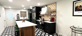 Frida Unit #2. Charming 2-bedroom apartment  in delightful Corpus Christi.