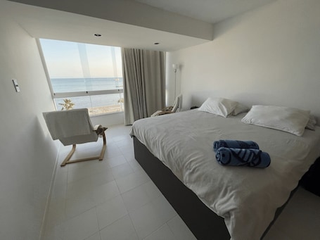 3 bedrooms, WiFi. Stunning Seaview Apartment, Great for families and friends traveling together