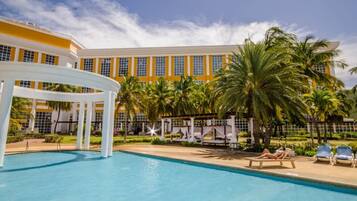 Piscina a l'aire lliure, cabanes gratuïtes i para-sols