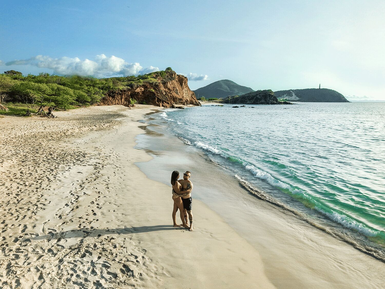 På stranden, hvit sand, strandtelt (inkludert) og solsenger