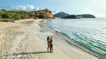 På stranden, hvit sand, strandtelt (inkludert) og solsenger