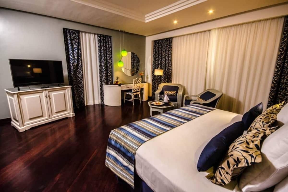 Deluxe Room, Mountain View | In-room safe, blackout drapes, free WiFi, wheelchair access