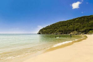 On the beach, white sand, free beach cabanas, sun loungers - Hesperia Isla Margarita Todo Incluido (Matasiete)