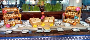 Free daily buffet breakfast