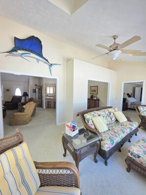 Smart TV, fireplace, books - Lakehouse on Kentucky Lake-Waterfront/Private dock/Firepit/Gentle slope/firewood (Benton)