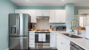 ثلاجة، ميكروويف، فرن، موقد طهي مسطح