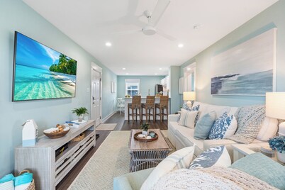 Oceanfront Condo, 2BR/2BA, Steps to Beach + Balcony & WiFi