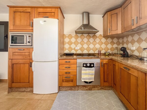 Een koelkast, een magnetron, een oven, een kookplaat