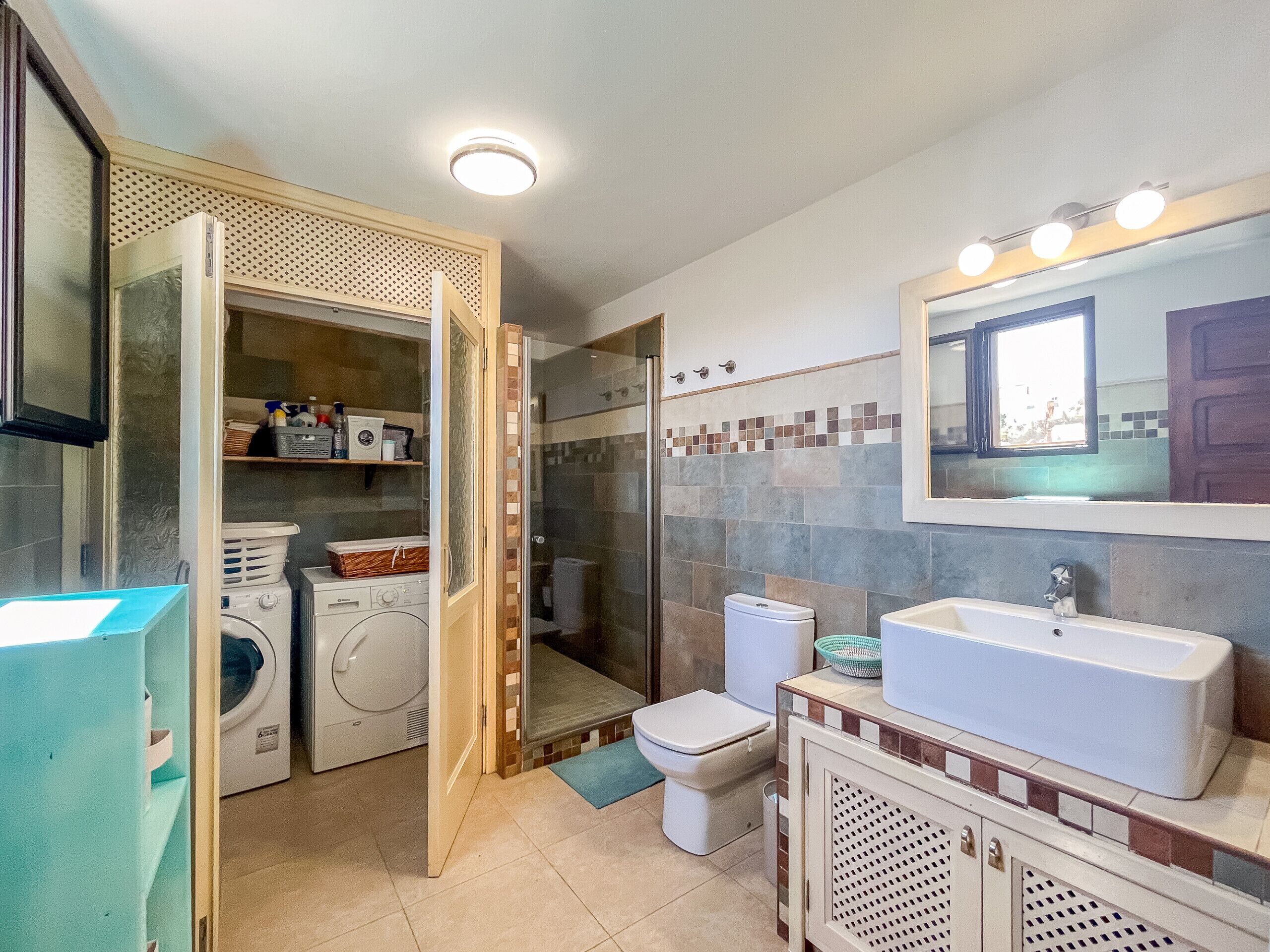 Shower, hair dryer, towels