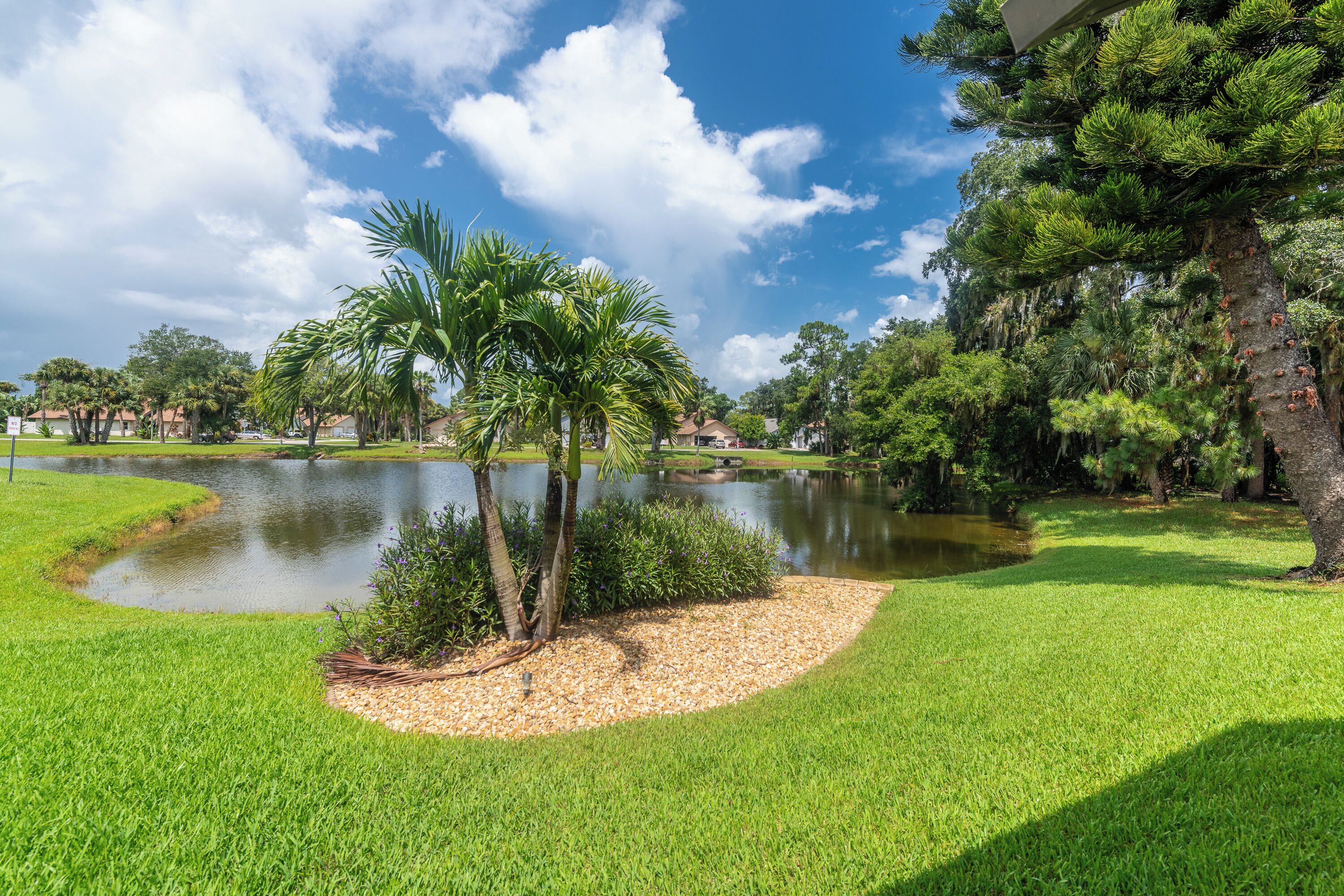 Lovely, quiet 2 bedroom town home minutes to the beach