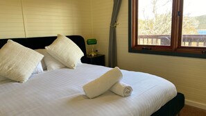 2 bedrooms, iron/ironing board, free WiFi, bed sheets - Little Robin Escape - Lakefront - views galore (Anglers Reach)