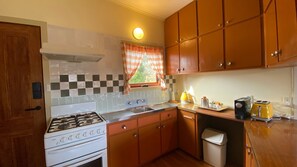 Fridge, microwave, oven, coffee/tea maker