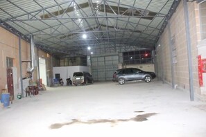 Free self parking - Dongri Yanguang Hotel (Shangri-La)