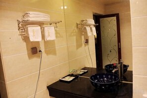 Bathroom - Dongri Yanguang Hotel (Shangri-La)