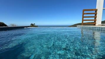 Casa lua de mel, acesso à piscina, vista para a praia | Piscina | Piscina externa, espreguiçadeiras