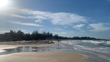 Perto da praia, areia branca