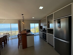 Casa de luna de miel, acceso a la alberca, vista a la playa | Cocina privada | Comedor 