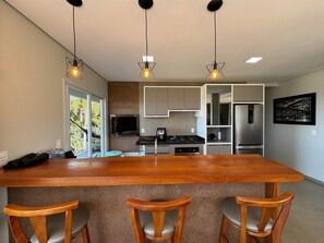 Casa de luna de miel, acceso a la piscina, vistas a la playa | Cocina privada | Mesa de comedor