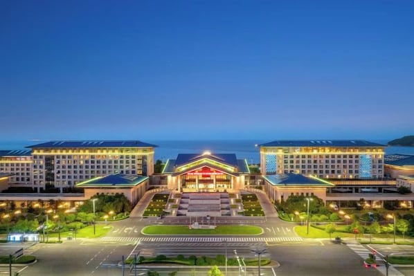 A hotel with a central building, multiple wings, and a landscaped area. - Jinling Haizhou Bayview Conference Center (Lianyungang)