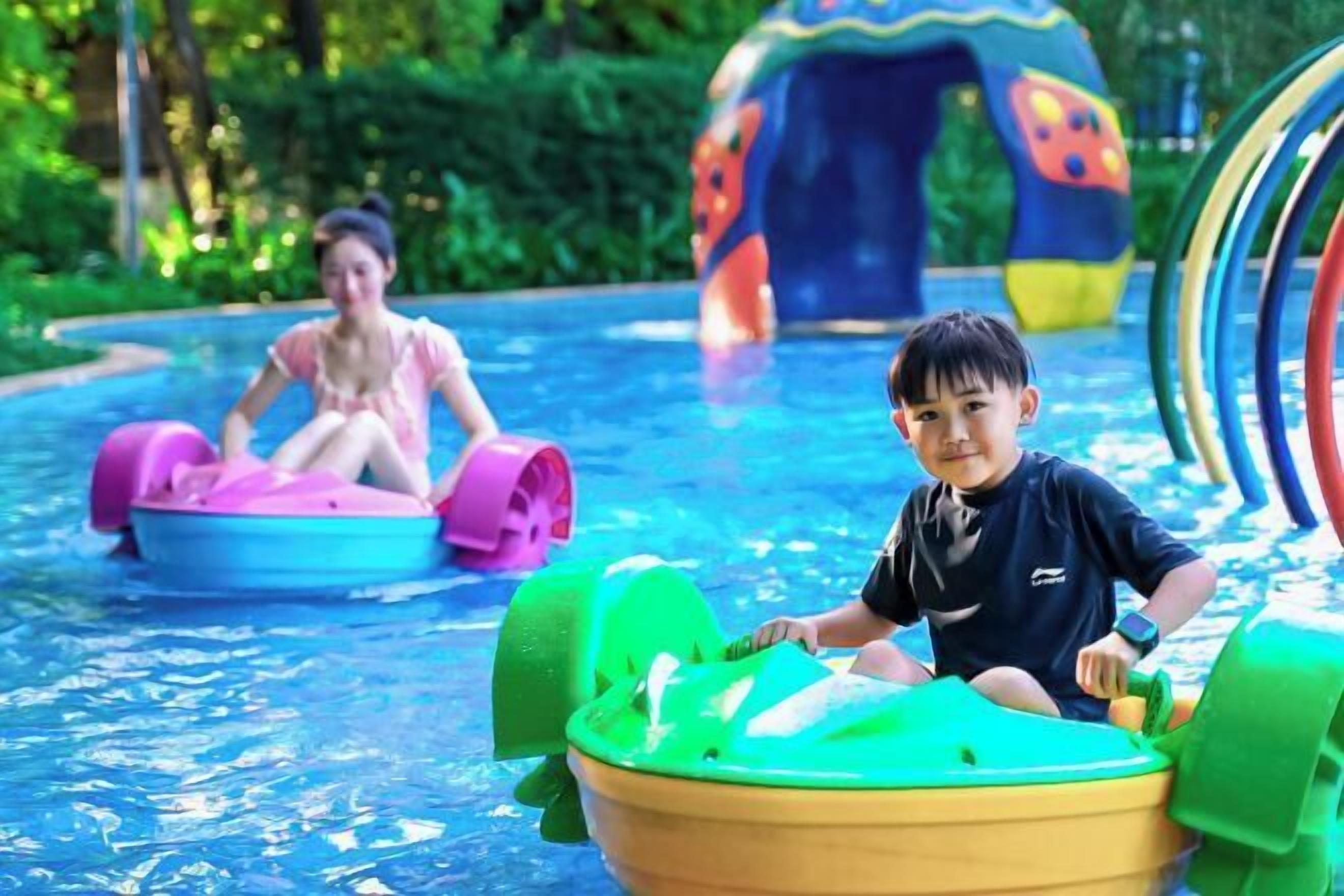 Hồ bơi ngoài trời