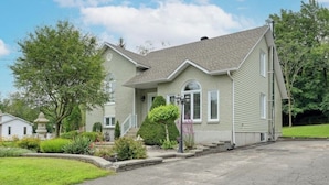A single-story house with a gabled roof, a front porch, and a well-maintained front yard. - Spacious - 3 bedrooms house in Granby, Quebec (Granby)