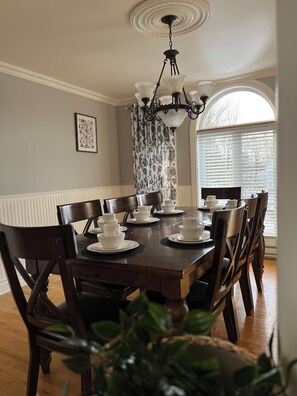 Dining - Spacious - 3 bedrooms house in Granby, Quebec (Granby)