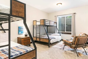 5 Schlafzimmer, Schreibtisch, Bügeleisen/Bügelbrett, Reisekinderbett