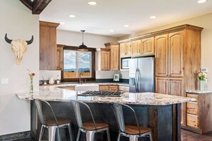 冷蔵庫、電子レンジ、オーブン、コンロ