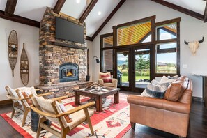 テレビ、テレビゲーム、書斎 / ワークスペース