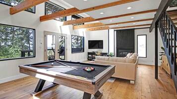 Televisión, chimenea, videojuegos y oficina