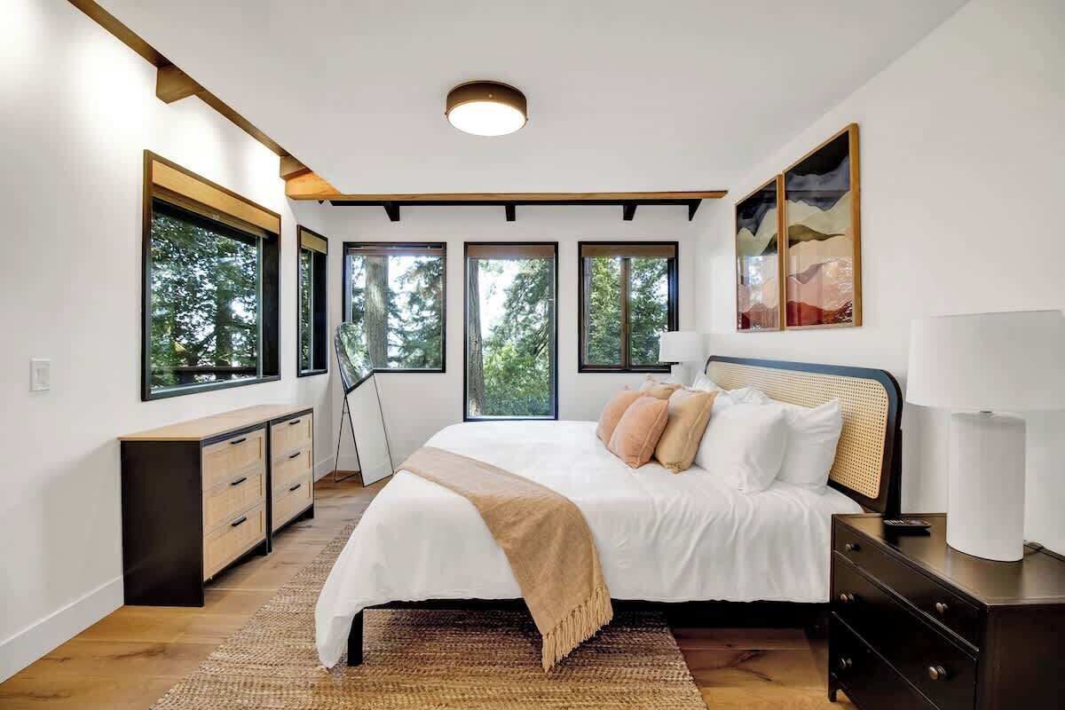 4 bedrooms, desk, iron/ironing board, travel cot