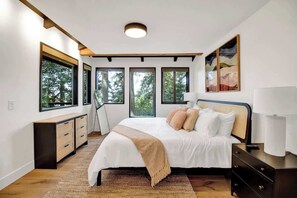 4 habitaciones, escritorio y tabla de planchar con plancha 