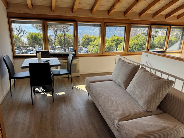 Superior Double Room, Lake View | Living area