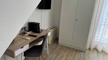 Chambre Simple Confort, vue lac | Coin séjour | Télévision à écran plat de 32 pouces avec chaînes par satellite