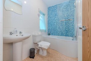 Secador de cabelo, toalhas de banho, sabonete, shampoo