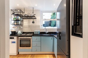 Fridge, microwave, oven, stovetop - Elegant Two Bedroom Flat in Redcliffe Gardens (London)