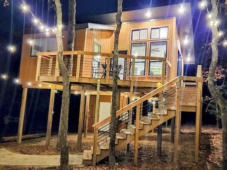 Exterior. Relaxing Treehouse Getaway