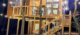 Relaxing Treehouse Getaway